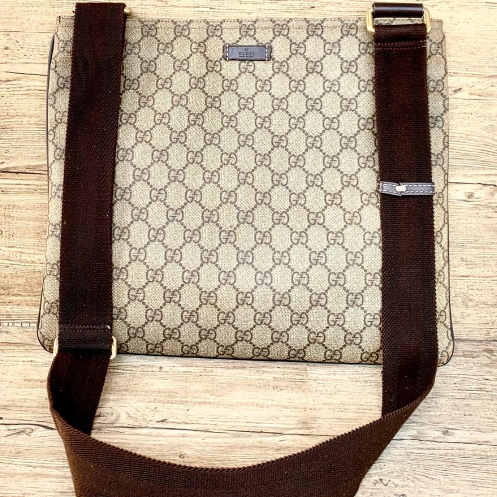 AUTHENTIC GUCCI GG PLUS FLAT MESSENGER BAG